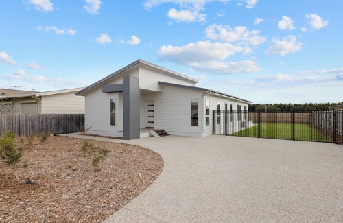 Rhyll House | Luna Vista by Ready Set Stay