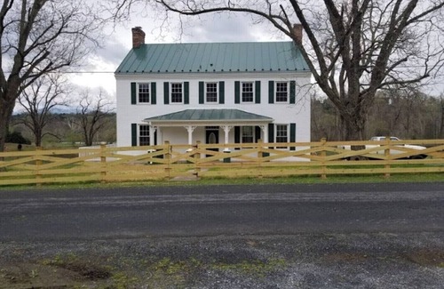 Luray House | Luray farmhouse on the river