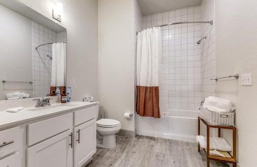 Downtown San Antonio Apartment | Lush Downtown Condo on RiverWalk w King Ste, Free Parking, Pet Friendly, Centrally Located on Riverwalk