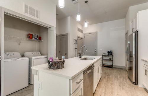 Downtown San Antonio Apartment | Lush Downtown Condo on RiverWalk w King Ste, Free Parking, Pet Friendly, Centrally Located on Riverwalk