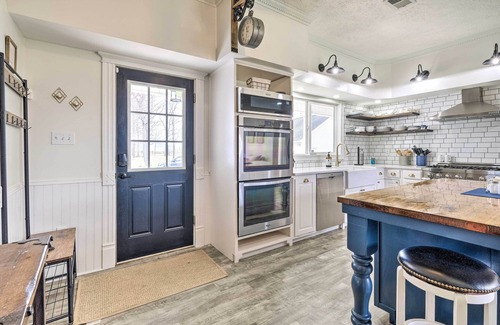 Edinburg House | Lush, Modern Farmhouse w/Mtn Views & Sunroom
