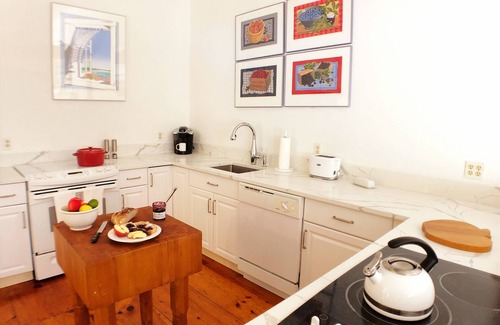West of Town House | LUSH SPACIOUS OASIS & PRIVATE POOL!