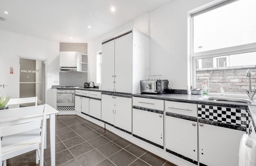 Northampton House | Lutterworth House by Our Home Short Stays