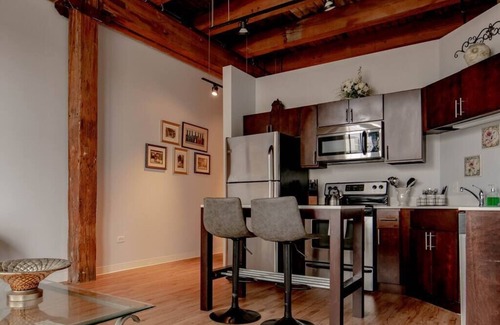 Near South Side Apartment | Luxéry Stay "Paris Themed" Downtown/McCormick/Wintrust Area