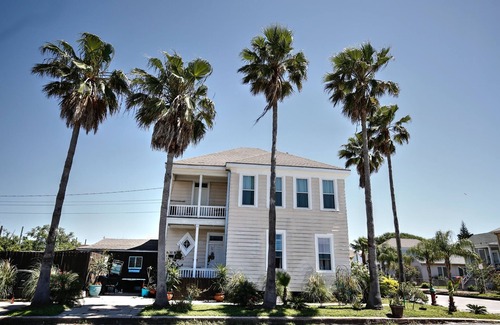 San Jacinto Apartment | Lux 2/1 -Steps 2 BEACH! Huge Living Room ☆ Self Check in ☆ Bikes ☆Grill