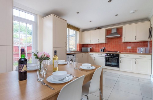 Shadwell House | Lux 3BR City Home near Tower Bridge w/Free Parking