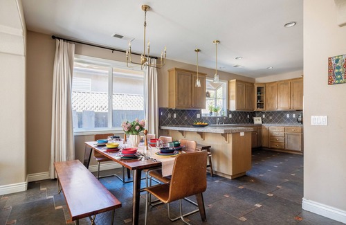 Davis House | Lux 4BR Retreat Pool Hot Tub 2 Kings 2 queens Davis Sacramento NorCal
