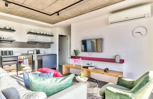 Schotsche Kloof Apartment | Lux Bo Kaap Apartment - Pool Deck -Mountain Views