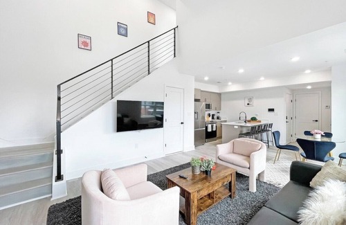 Brookland Bed & Breakfast | LUX Brookland Penthouse | RoofDeck | Skyline View