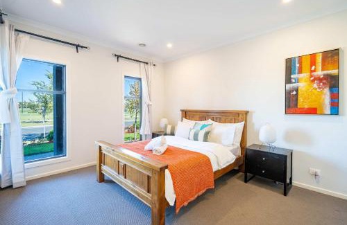 Clyde North House | Lux Clyde North Super Spacious Retreat