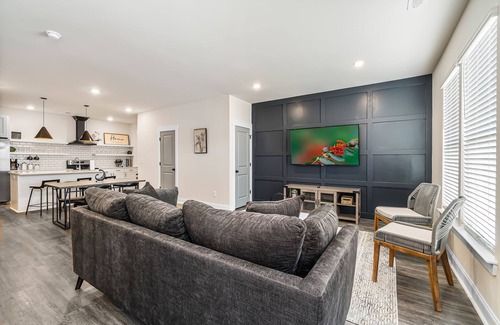Pineville House | Lux Contemporary - 0.2 miles from South Charlotte - 10mins from NCAA games