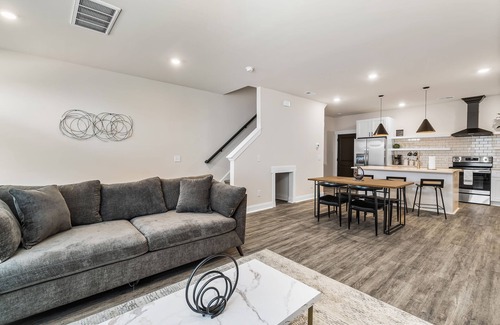 Pineville House | Lux Contemporary - 0.2 miles from South Charlotte - 10mins from NCAA games
