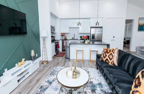 OST - South Union House | LUX & COZY Downtown Houston Home. 6 Mins to Med-Ctr & 8 Mins to NRG Stadium!