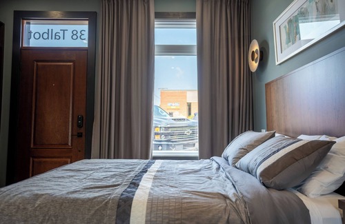 Harwich Hotel | Lux Hotel in Blenheim