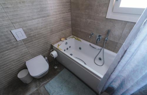Emporio Apartment | Lux house with outdoor jacuzzi and sea view in Santorini