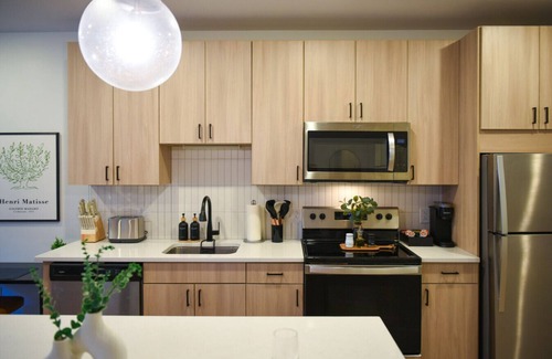 East Liberty Apartment | Lux King Bed | Free Parking + Gym | UPMC+CMU+Pitt