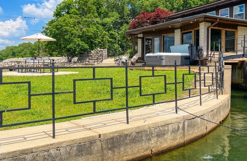 Horseshoe Bend House | Lux Lake Home w Hot Tub, Game Room & Much More!