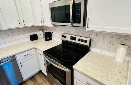 Highlands Apartment | Lux New Apt By Airport & St John River