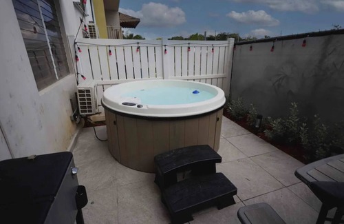 Martin Gonzalez Apartment | Lux Oasis 10min away from beach, malls and airport. We got a beautiful hot tub