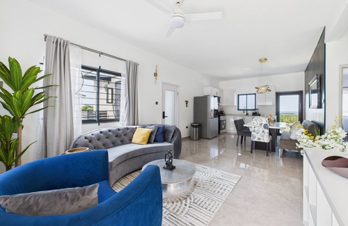 Runaway Bay Villa | Lux Ocean View 5-bed villa with Pool, Pickleball, Golf, Gated, WiFi, AC for 12