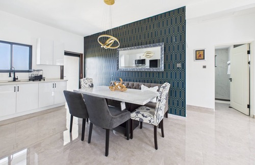 Runaway Bay Villa | Lux Ocean View 5-bed villa with Pool, Pickleball, Golf, Gated, WiFi, AC for 12