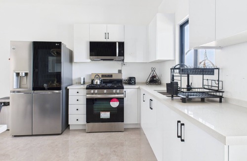Runaway Bay Villa | Lux Ocean View 5-bed villa with Pool, Pickleball, Golf, Gated, WiFi, AC for 12