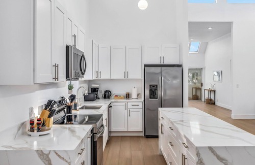 Belmont Shore House | LUX Oceanview Dream - Steps to the Beach!