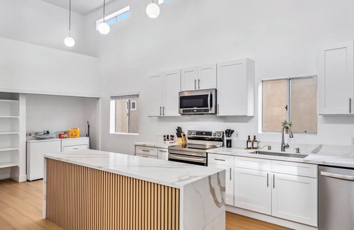 Belmont Shore House | LUX Oceanview Dream - Steps to the Beach!
