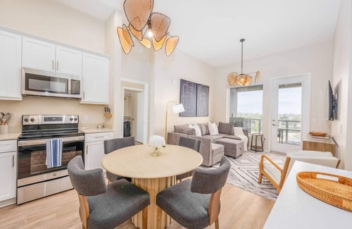 North Park Apartment | Lux Penthouse~King Beds~Workspaces~Parking~ Near Zoo, Balboa Park!