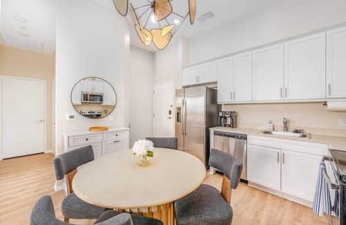 North Park Apartment | Lux Penthouse~King Beds~Workspaces~Parking~ Near Zoo, Balboa Park!