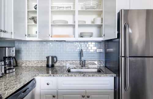 Rush and Division Apartment | Lux River North 1BR w/Gym, W/D, near Magnificent Mile, by Blueground