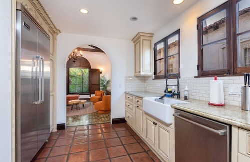 Carthay Circle House | Lux Spanish Style Mansion 4BD+BA Jacuzzi,Dog House