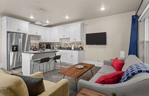 Joaquin Apartment | Lux | Step Free | 400+ WiFi | King bed | BYU