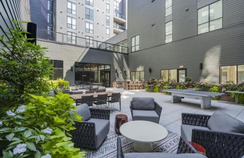 East Liberty Apartment | LUX Studio King Bed Gym Free Parking