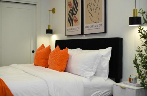 East Liberty Apartment | LUX Studio King Bed Gym Free Parking