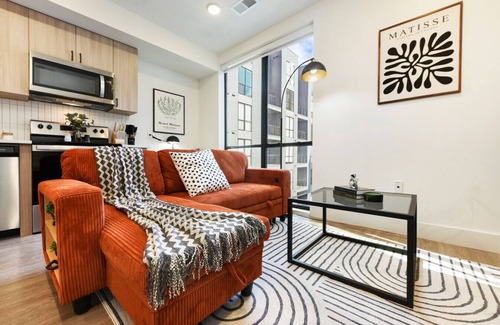 East Liberty Apartment | LUX - Studio + King Bed + Gym + Free Parking