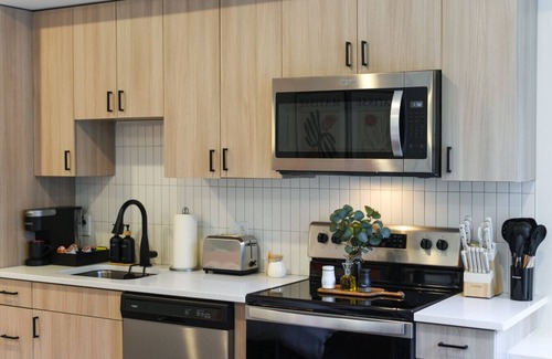 East Liberty Apartment | LUX - Studio + King Bed + Gym + Free Parking