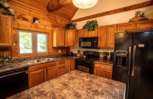 The Galena Territory House | Lux True Log Lakehouse - 100% Privacy, Walk to Lake, Jacuzzi, Fireplace- Enjoy!