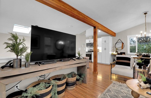 Fairmont House | Lux UO Campus Hills Modern Tree House, 2 King Beds
