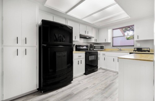 Nichols Condo | Luxe 2-Bed Condo Near Orlando & Tampa – King Bed, Smart TVs, Serene Terrace, +