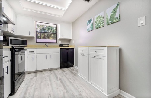 Nichols Condo | Luxe 2-Bed Condo Near Orlando & Tampa – King Bed, Smart TVs, Serene Terrace, +