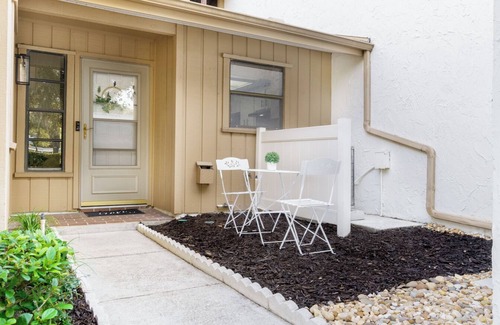 Nichols Condo | Luxe 2-Bed Condo Near Orlando & Tampa – King Bed, Smart TVs, Serene Terrace, +