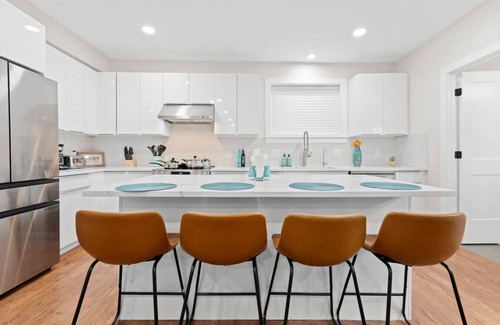 Lower Allston Apartment | Luxe 3BR | Free Parking | Harvard/BU | ROKU TV