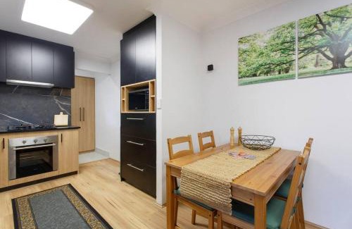 Marangaroo Villa | Luxe 3BR Villa with Kitchen & Laundry