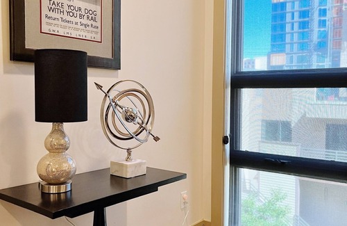 Civic Center House | Luxe 4 Bed/5bath w/parking. Walk to Capitol, Convention Center, museums & shops!
