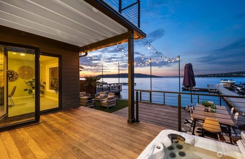 Bryn Mawr-Skyway House | Luxe 4b3b Lakefront House w/Hot Tub & Kayak