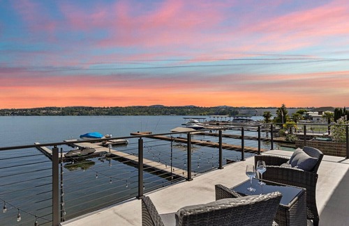 Bryn Mawr-Skyway House | Luxe 4b3b Lakefront House w/Hot Tub & Kayak