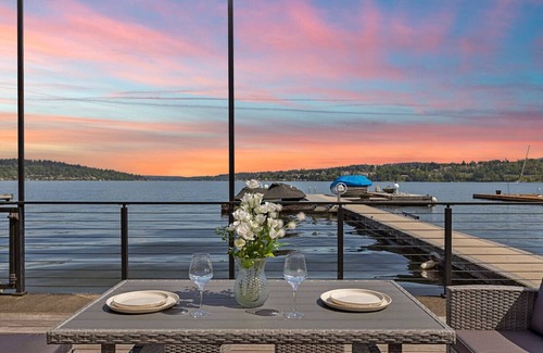 Bryn Mawr-Skyway House | Luxe 4b3b Lakefront House w/Hot Tub & Kayak