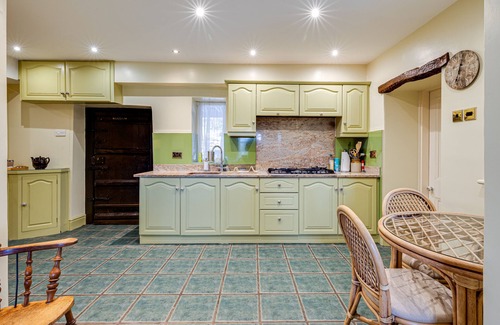 Macclesfield Other | Luxe 5BR Farm I Hot Tub+games Room I National Park