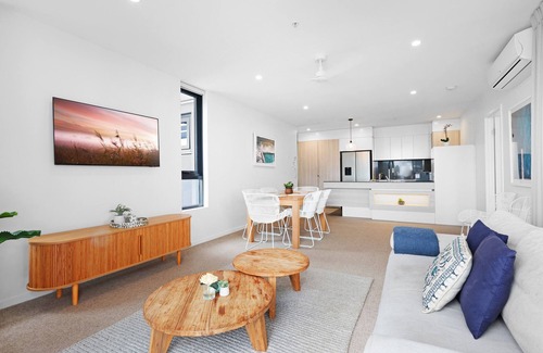 Burleigh Heads Apartment | Luxe Beachfront 2-Bed With Gym, Pool & Views